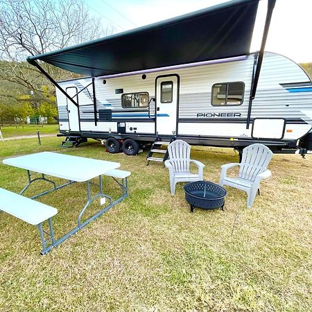 Rv Located On Private Property, Providing Access To The Guadalupe River, Accommodates Up To 5 Guests New Braunfels Exterior photo