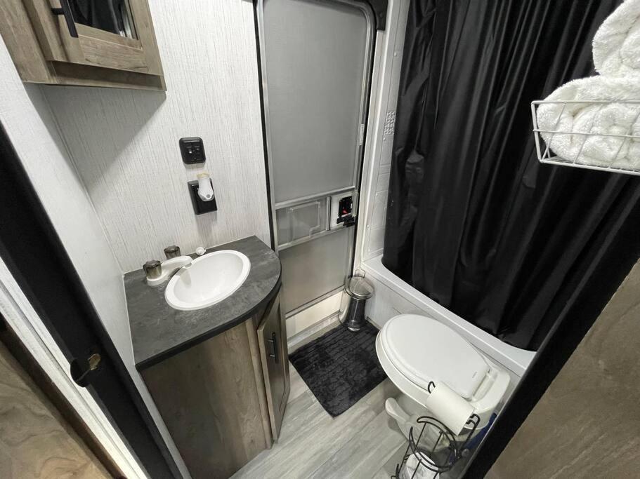 Rv Located On Private Property, Providing Access To The Guadalupe River, Accommodates Up To 5 Guests New Braunfels Exterior photo