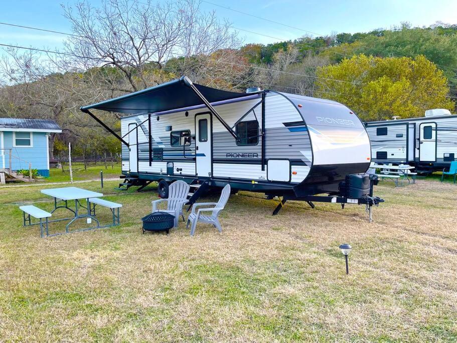 Rv Located On Private Property, Providing Access To The Guadalupe River, Accommodates Up To 5 Guests New Braunfels Exterior photo