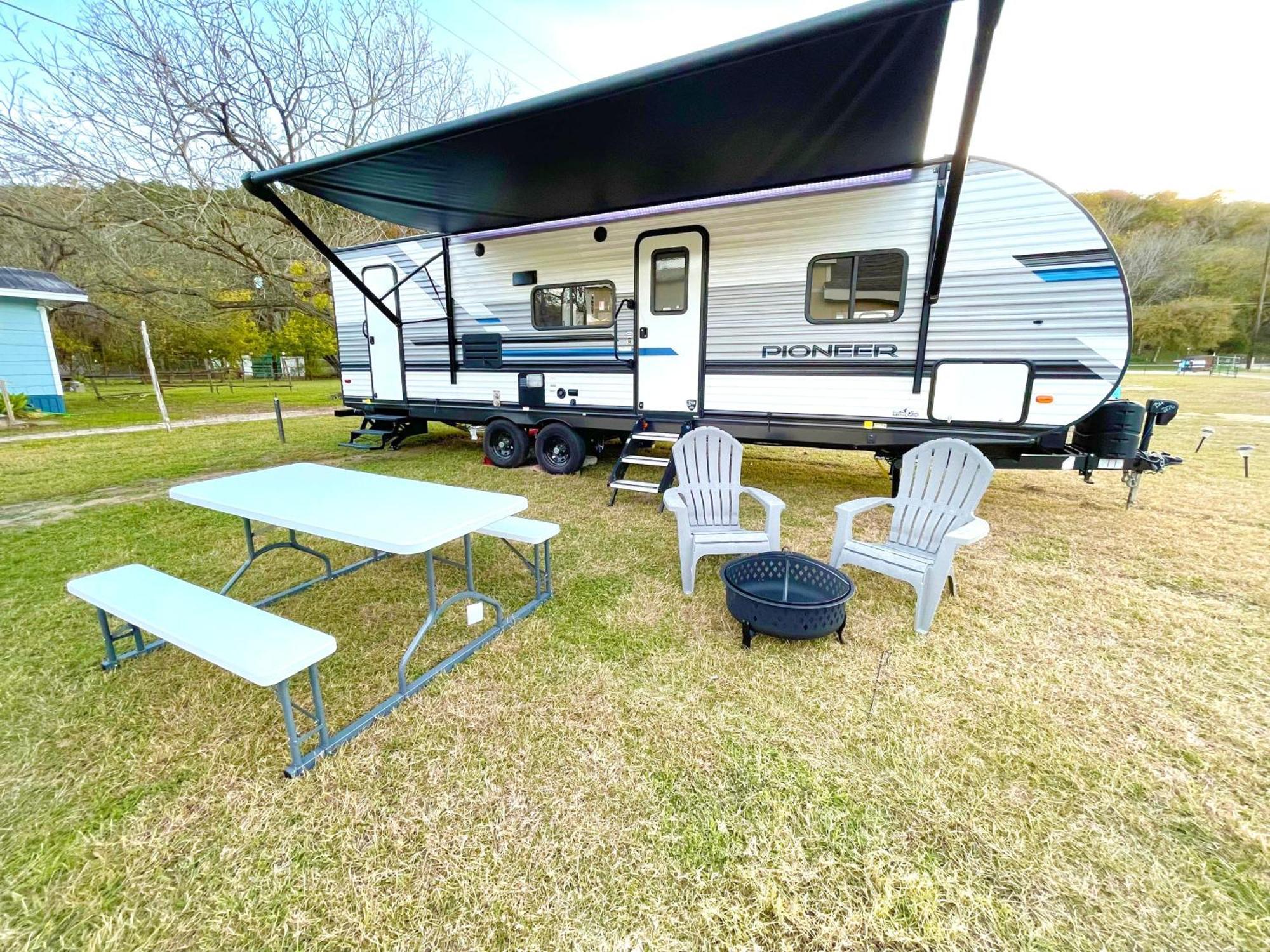 Rv Located On Private Property, Providing Access To The Guadalupe River, Accommodates Up To 5 Guests New Braunfels Exterior photo